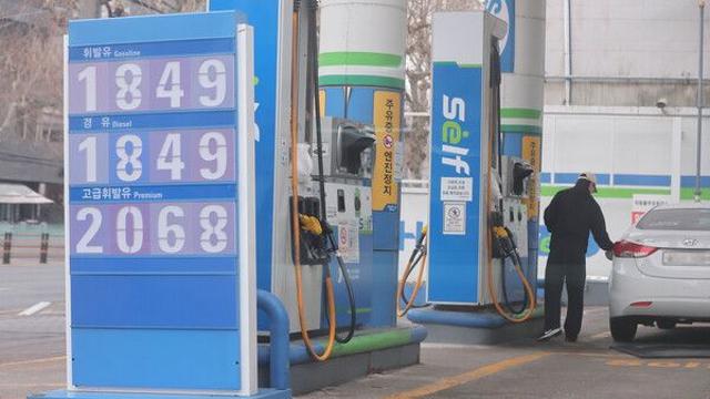 [이슈] 공급가 낮춰도 판매가는 '찔끔'… 석유 최고가제 사흘째, 소비자는 '답답'