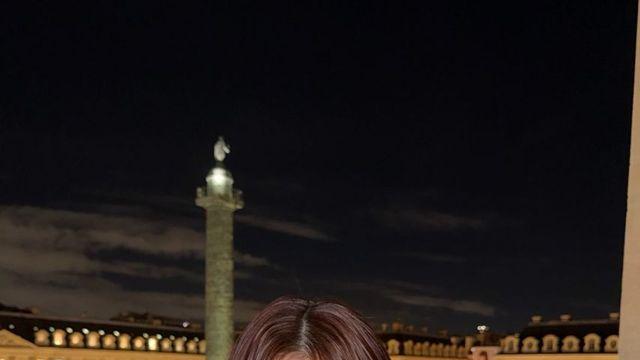 아이보리 오버핏 자켓과 파리의 밤, 트와이스 모모