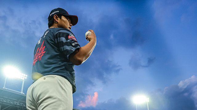 '아.....' 롯데 불펜 마당쇠 끝내 토미존 받는다, 13일 수술→시즌 OUT 확정…
