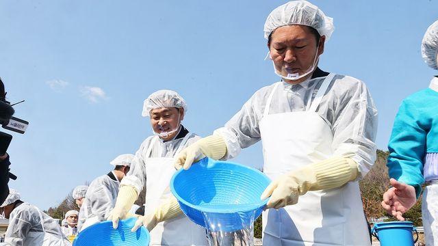 정청래, 이번에는 경남 현장 최고위…딸기 선별 체험도