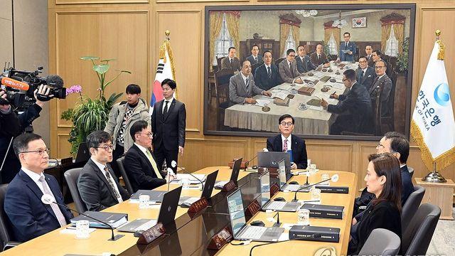 '6연속 금리동결' 금통위원들 