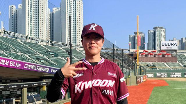 13년 정든 롯데 떠나고, 처음 찾은 사직 마운드서 고개 '꾸벅'→팬들 박수로 화답! 