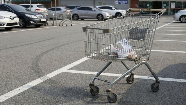 “네 애 얼마나 잘 키우나 보자”…주차장 카트 방치 지적하자 벌어진 일