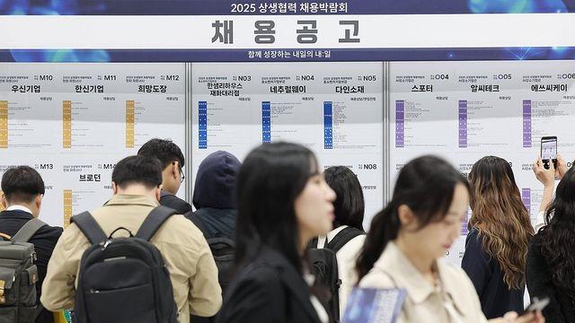 취업자 증가폭 석달 만에 20만명대…청년실업률은 5년만에 최고(종합)