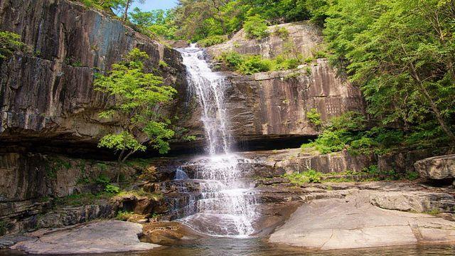 소백산맥 정기 담은 '20m 물줄기'…입장료·주차비 '무료', 역사가 흐르는 폭포