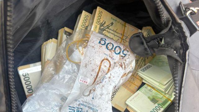 ATM에 100만원 놔두고 줄행랑... 가방 열어보니 현금 1억·카드 84장 '우수수'