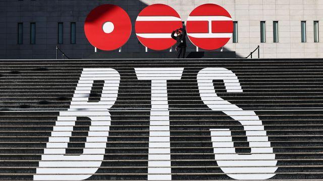 BTS 측 “컴백쇼 붉은색은 ‘아리랑’ 키 컬러…정치적 해석 말아달라” [공식]