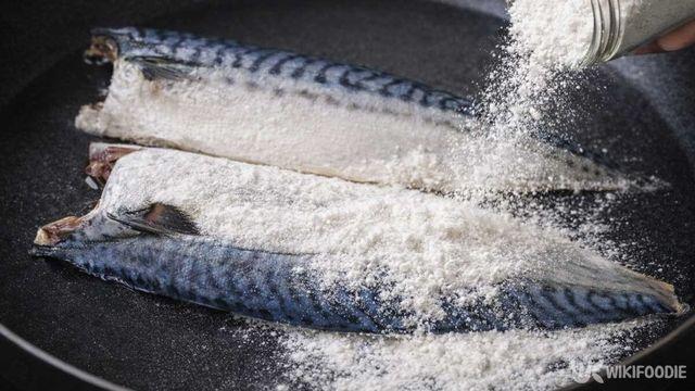 생선에 '이 가루'를 팍 뿌려보세요… 지금껏 이걸 몰랐다는 게 후회됩니다