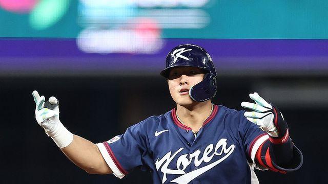 프로야구 kt 안현민, 시범 경기 첫 타석서 장외 홈런