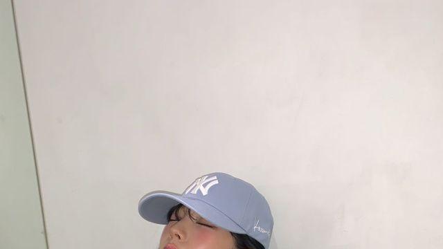 네이비 후드티와 블루 캡 모자, 에스파 카리나