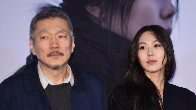 '불륜' 홍상수♥김민희, 그때는 가리고 지금은 당당히…혼외자와 공원 산책 [엑's 이슈]