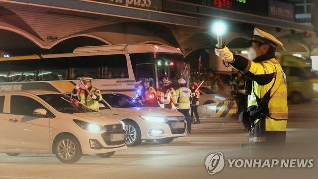 음주운전하다 신호기 들이받은 50대…면허 취소 수준