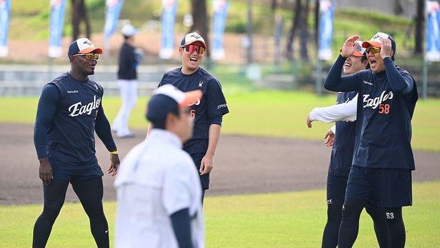 '조국 우승 응원' 한화 외인 타자, 선수들에게 커피 쐈다…