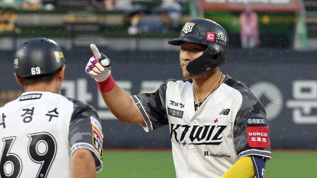 '괴물은 괴물이다' 안현민, WBC→시범경기 첫 타석부터 장외포 쾅!…KT는 '8회 8실점' 4-11 패배