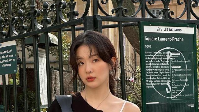 화이트 원피스, 셀럽들은 이렇게 입어요. 슬기, 카리나, 홍은채의 화이트 원피스 코디 법