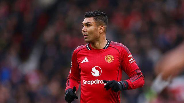 맨유 팬들은 ‘1년만 더!’ 외치지만...레전드 생각은 다르다 “카세미루 떠나보내는 게 옳아”