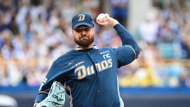 '고작 7승' 한국 떠난 그 투수, LA 다저스와 손 잡았다…