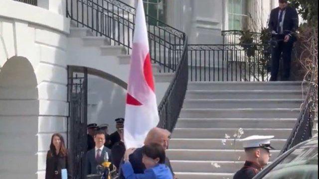 손 내민 트럼프 품에…‘와락’ 안긴 다카이치