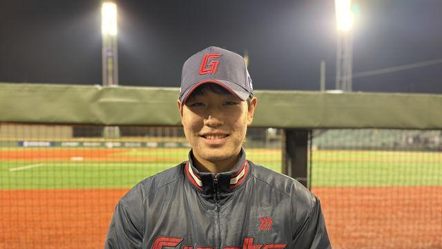 어디 있다 나타난 거야! '무지개 커브'로 선배 타자들 제압→데뷔전서 홀드...롯데 특급루키 