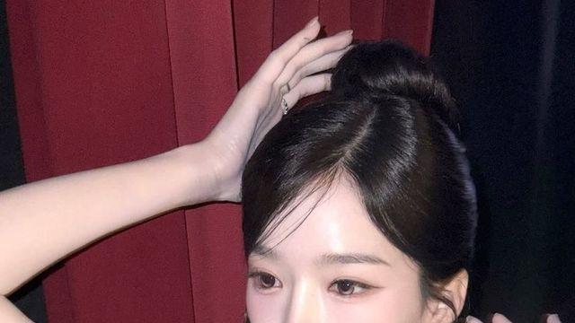 핑크 새틴 리본 드레스와 하이 번 헤어, 트리플에스 김유연