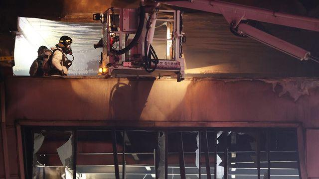 대전 '안전공업' 공장 화재 현장에 구조견 투입…안에 있는 4명 아직 발견 못해