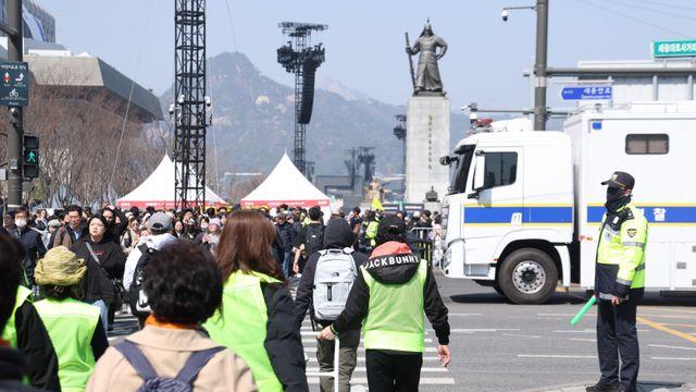 지하철 무정차·검문 강화 등 안전 최우선 방침 속 시민 협조 원활 [BTS in 광화문]