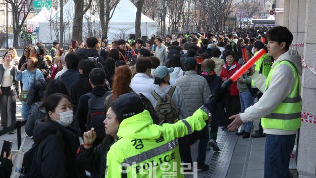 BTS 공연 관람객 소지품에 '가스분사기'…경찰 