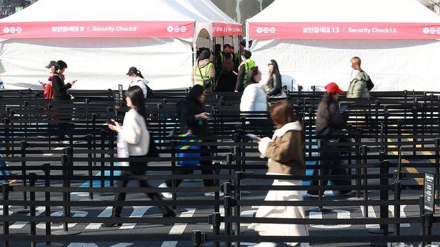 [NC포토] BTS 공연 관람 위해 입장하는 아미들