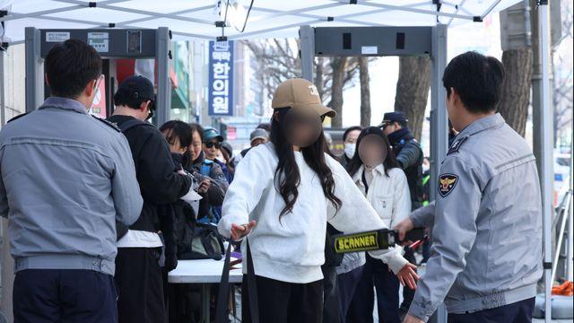 ‘BTS 공연’ 광화문 금속탐지기에 식칼 걸려…알고보니 요리사 [왓IS]