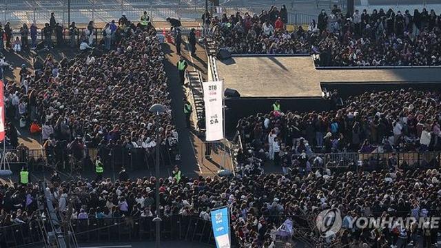 [BTS 컴백] 공연 2시간 앞 3만여명 인파…삼엄경비 속 자리경쟁·한복팬도(종합)