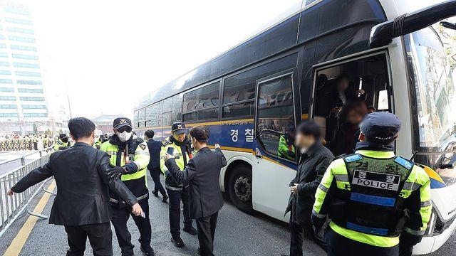 [BTS 컴백] 경찰버스는 하객을 싣고…탑승권은 청첩장(종합)