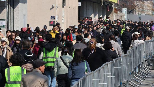 BTS 공연 8시간 전인데…광화문에 2만명 넘게 모였다