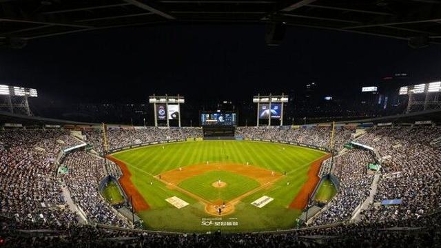 한화·두산 잠실경기, 봄볕에 경기 시작…지상파 중계를 이유로 시작 시간 변경