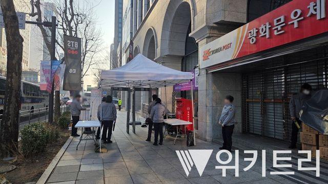 [BTS 공연 현장] “한국, 질서정연한 통제 인상적”…이른 아침부터 외국인 발길 이어진 광화문