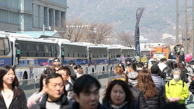 [BTS 컴백] 금속탐지기서 가스총 소지자 적발…요리사 식칼도(종합)