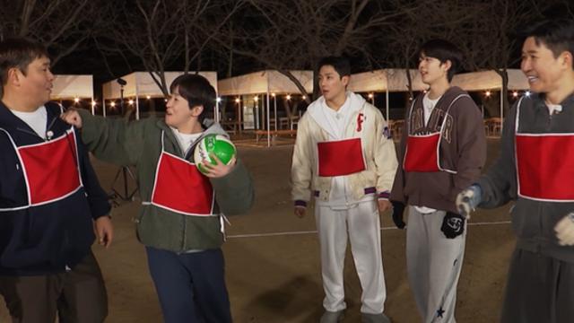 김종민, 강호동 먹방 건드렸다…18년 만 봄동비빔밥 재현 (1박 2일)