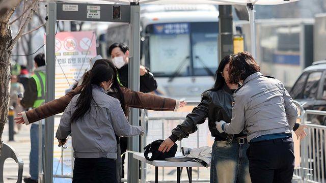 BTS 광화문 공연 검문서 가스총·전기충격기 적발