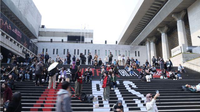 전 세계 아미 다 모였다…방탄소년단 컴백에 광화문 ‘인산인해’ [왓IS]