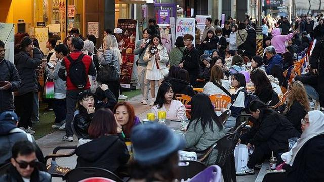 매출 '1380%' 폭증...BTS 공연 날 광화문 편의점서 불티나게 팔린 '이것'