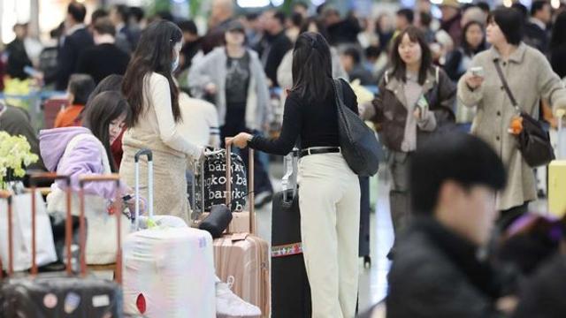 유럽 아니었다… 항공권 부담 커지자 관광객 눈길 쏠린 의외의 ‘여행지’
