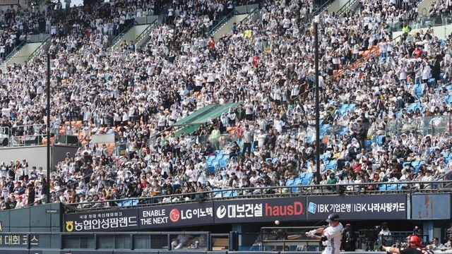 시범경기도 뜨겁다...두산 역대 시범경기 최다 관중 기록