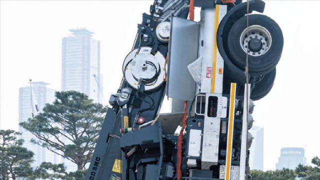 국회 앞마당, 공중에서 거꾸로 내리꽂힌 사다리차