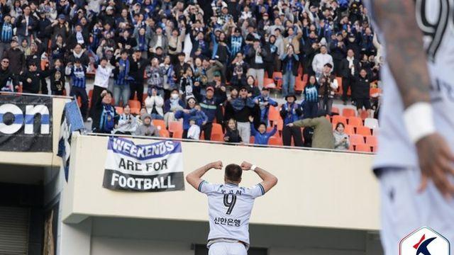 [K리그1 현장리뷰] 해결사는 무고사! 인천, '이창용 퇴장' 안양 상대로 1-0 신승...시즌 첫 승리