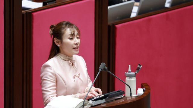 김예지, 점자 단말기 더듬으며 ‘17시간 35분’ 필버…여야 일제히 “수고했다”