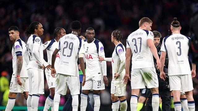 ‘강등 위기 맞나?’ 유로파리그 우승급 분위기…토트넘 팬들, 거리 뒤덮은 뜨거운 환대