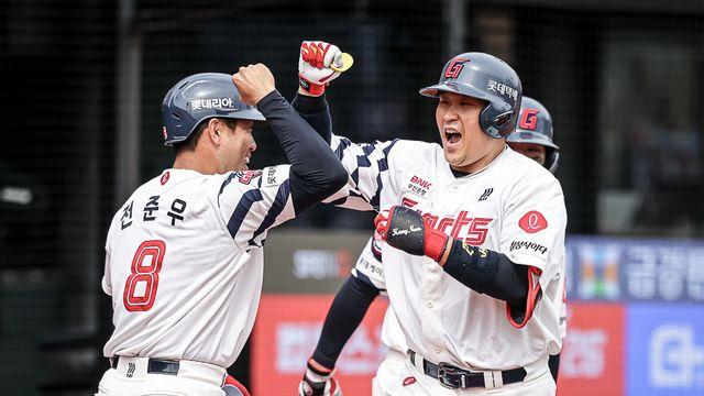 롯데, 4년 만의 1위 '매직넘버 1'…2만 관중 앞 한화 10-6 격파→'80억 포수' 부활 연타석포 '쾅쾅' [부산:스코어]