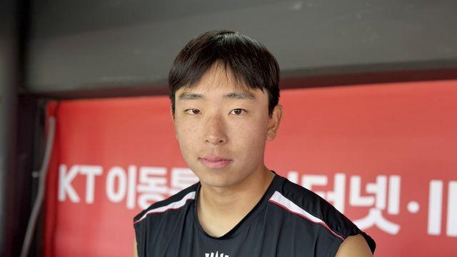 박경수·김주원이 앞다퉈 글러브 선물하는 19세 신인이 있다! 이강철 감독 눈도장 쾅→