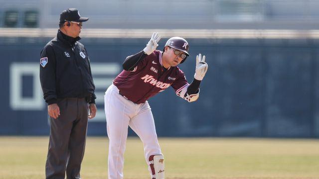 LG, 키움만 만나면 어렵네…안치홍, 강한 2번타자로 나서 4타점 맹타