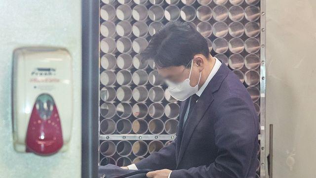 '재판거래·뇌물' 부장판사 구속영장 기각…