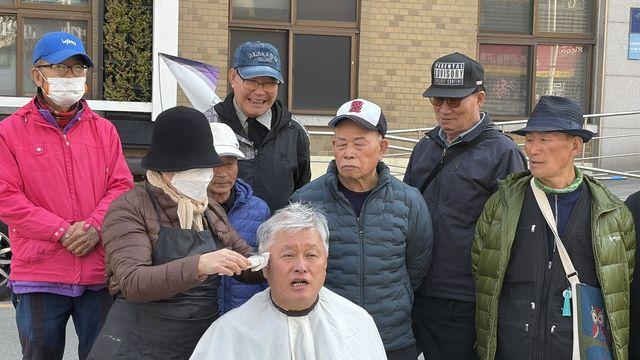 김영환 공천 배제 항의…'일하는 밥퍼' 참가자 삭발 시위